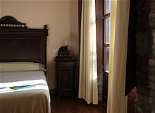 Imagen de habitación de casa rural la Boleta. Mobiliario antiguo y tradicional. Muy acogedora