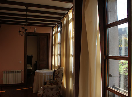 Salón de estar y habitación de una de las estancias de casa rural la boleta en Puertas de Vidiago, Llanes 