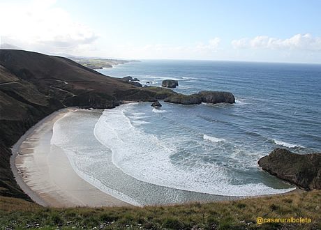 La Playa de Torimbia, forma de concha, de blanca arena y oleaje